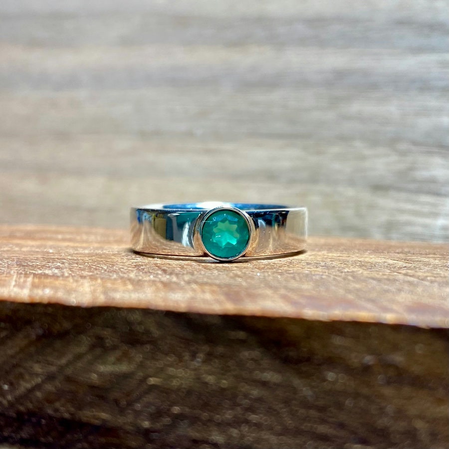 6mm Band Sterling Silber Mit 5mm Grünem Onyx Ring 6mm Band Sterling Silber Mit 5mm Grünem Onyx Ring von TheSilverPhoenixRing