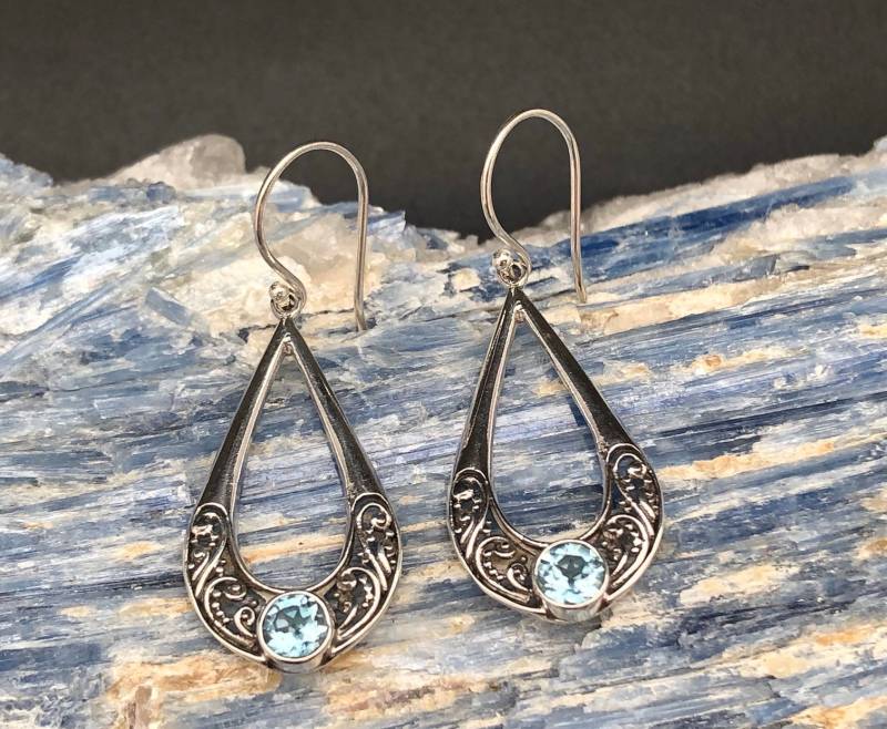 Bali Blautopas Ohrringe Teardrop Sterling Silber Swirl von TheSilverWorkshop