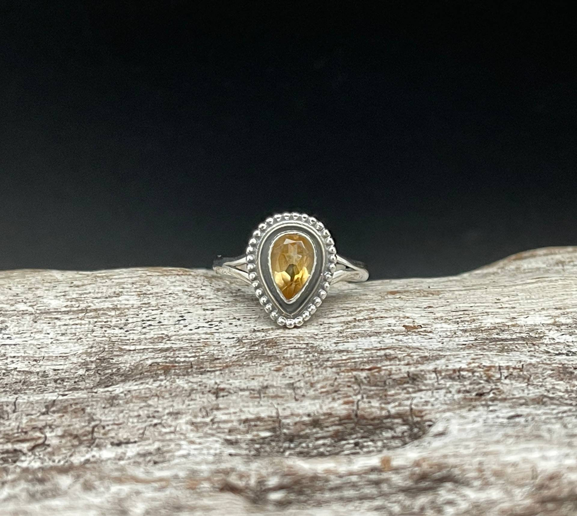 Besetzter Citrin Tropfen-Ring // 925 Sterling Silber Gelber Ring Besetzter Citrin Tropfen-Ring // 925 Sterling Silber Gelber Ring von TheSilverWorkshop