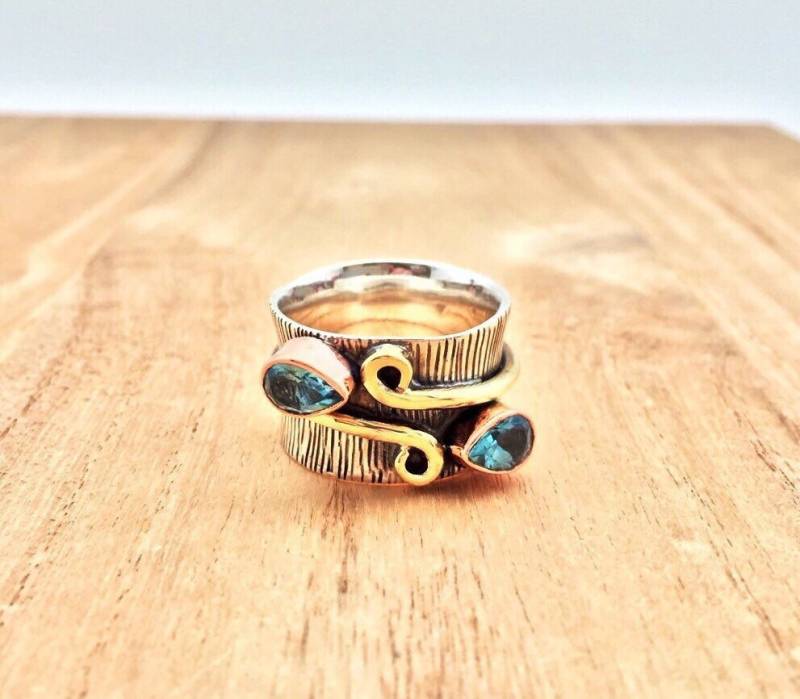 Blautopas Ring // 925 Sterling Silber Geriffeltes Teardrop-Design Oxidiertes Finish von TheSilverWorkshop