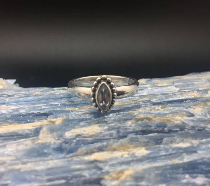 Blautopas Ring // 925 Sterling Silber Im Marquise Cut in Perlenfassung 3 Gramm von TheSilverWorkshop