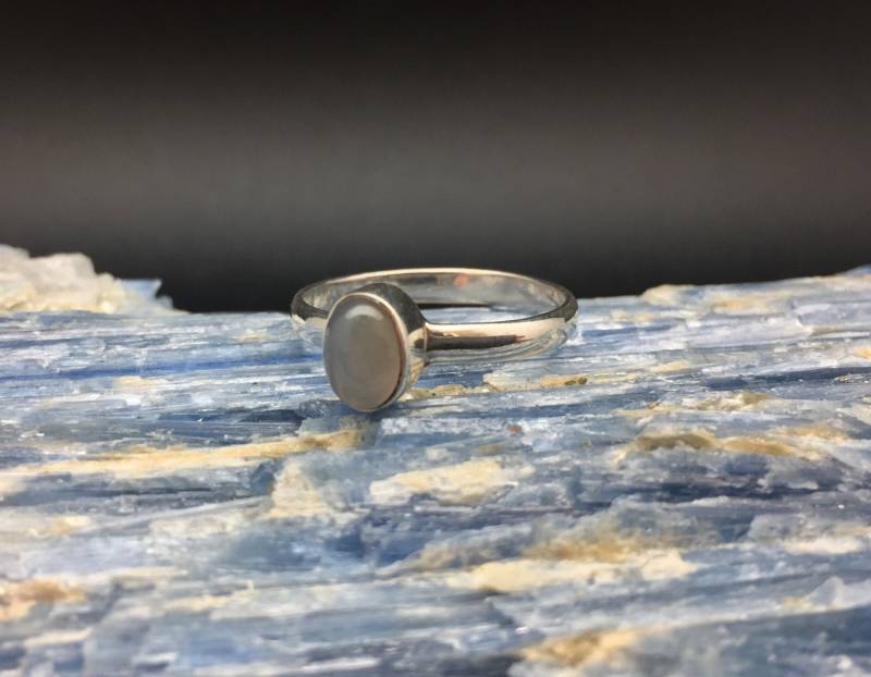 Chalcedon Ring // 925 Sterling Silber in Kleiner Ovaler Fassung 3 Gramm von TheSilverWorkshop