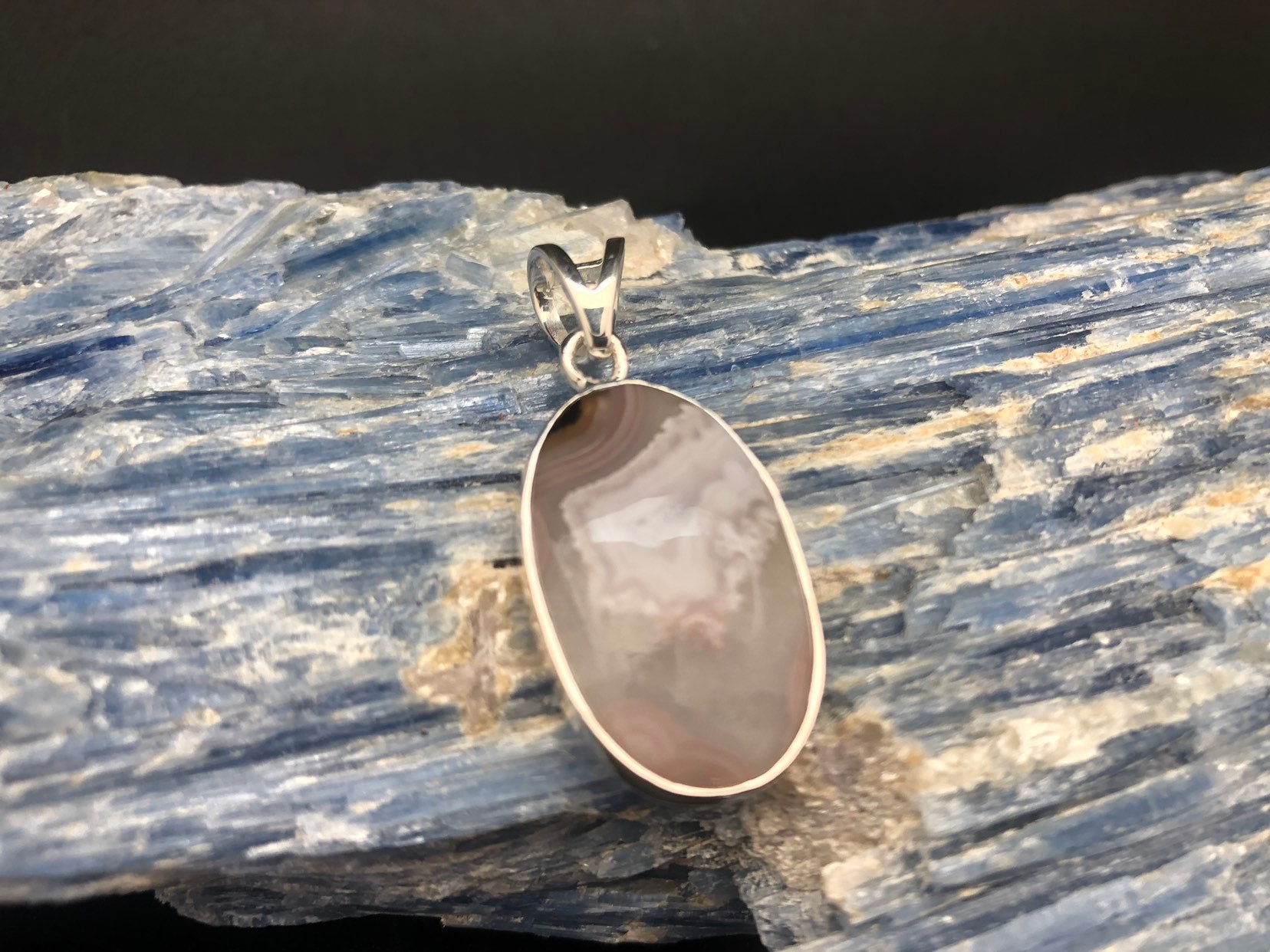 Crazy Lace Achat Anhänger in Einer Ovalen Sterling Silber Fassung von TheSilverWorkshop