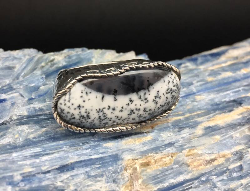 Dendritenopal Ring // 925 Sterling Silber Natürlicher Opal Geätzte Oxidierte Fassung Größe 8 von TheSilverWorkshop
