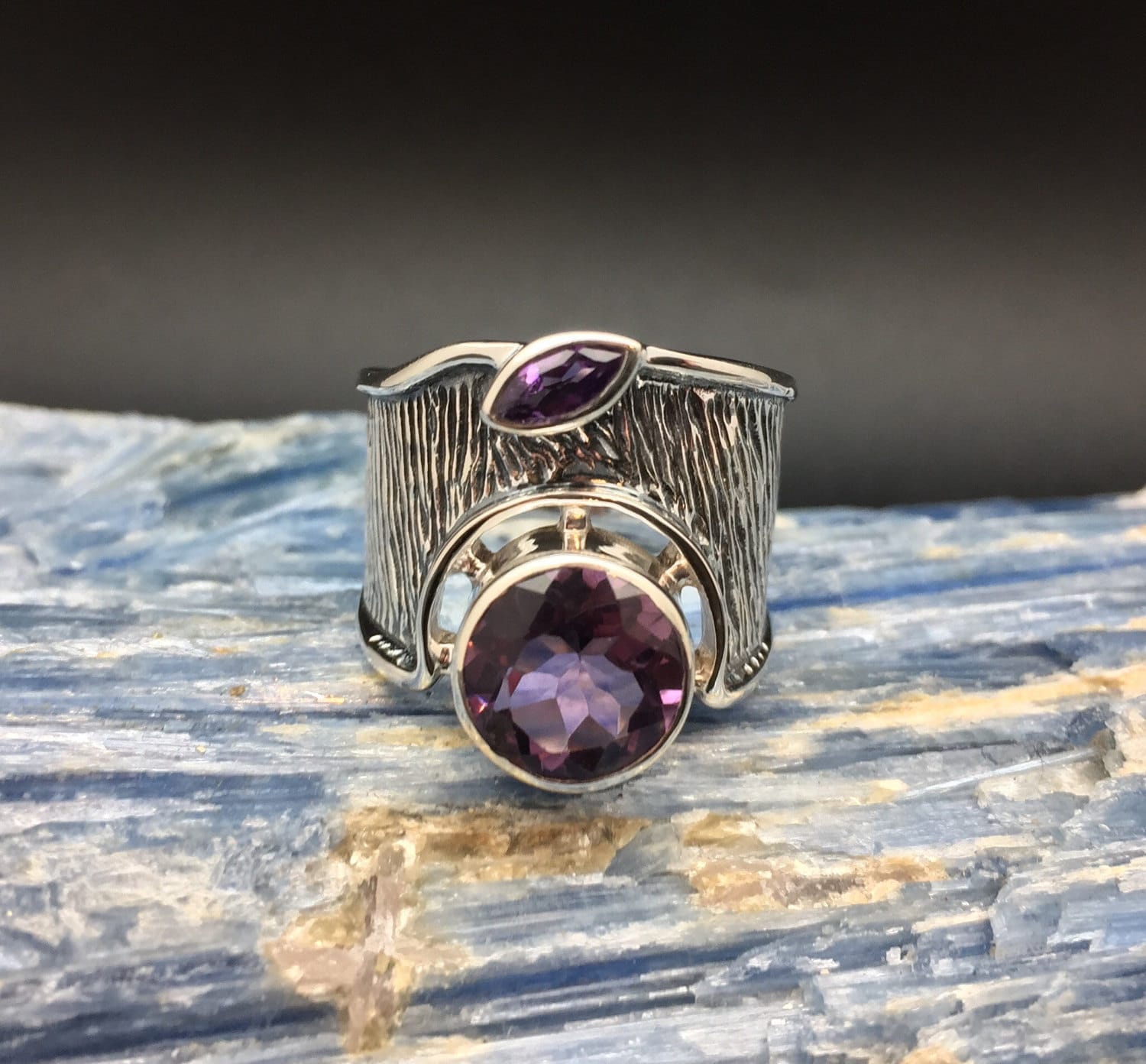Geätzter Amethyst Ring // 925 Sterling Silber Hand Gegossen Oxidierte Fassung Designer Size 8 von TheSilverWorkshop