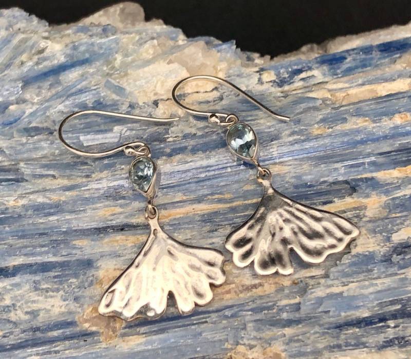 Gingko Blatt Ohrringe // Blautopas Ginko Ohrhänger 925 Sterling Silber von TheSilverWorkshop