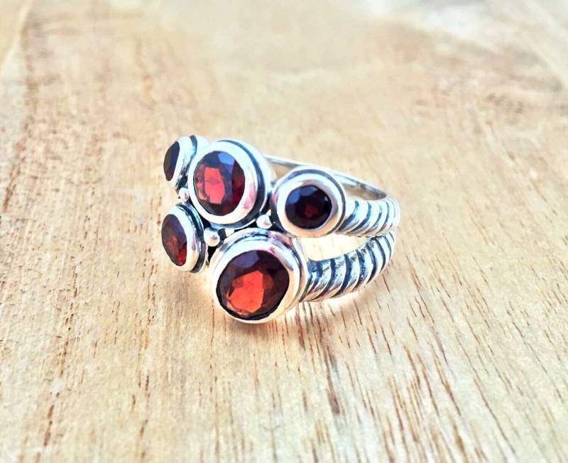 Oxidierter Sterling Silber Granat Ring - Seil Fassung, Größe 7 von TheSilverWorkshop