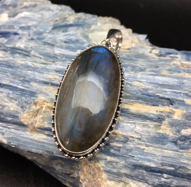 Großer Labradorit Anhänger // 925 Sterling Silber Verziert in Bali von TheSilverWorkshop
