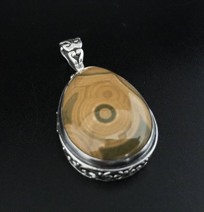 Holz Jaspis Silber Anhänger // 925 Sterling Verziertes Oxidiertes Finish Aufklappbare Anhängerschlaufe von TheSilverWorkshop