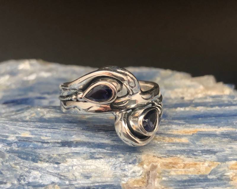 Handgemachter Ring Aus Oxidiertem Sterlingsilber Mit Iolith - Tropfenfassung, Größe 7 von TheSilverWorkshop