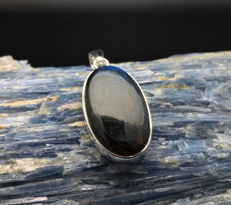 Labradorit Anhänger // 925 Sterling Silber Ovale Fassung Grünlich-Blaue Labradorit-Halskette von TheSilverWorkshop