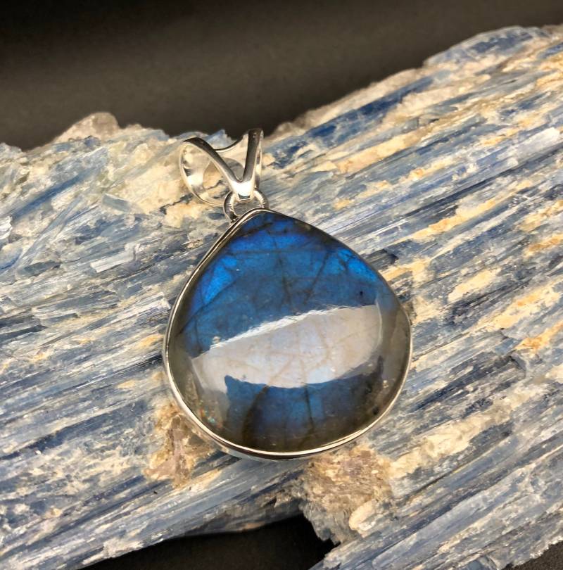 Tropfen Labradorit Anhänger Blau Grünlich Schimmernd, Sterling Silber Fassung von TheSilverWorkshop