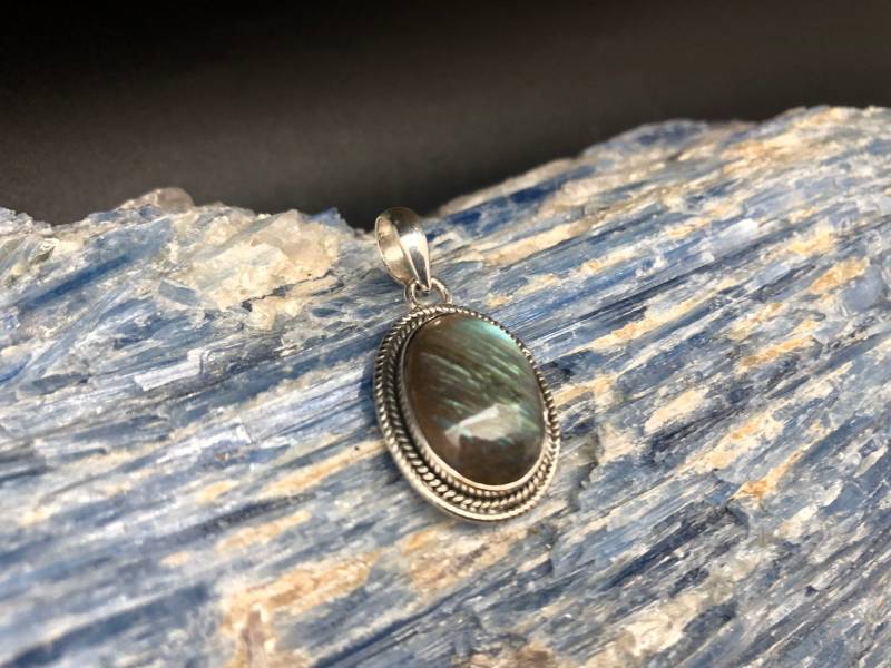 Labradorit Anhänger // Oval Rope Setting Sterling Silber Schmuck von TheSilverWorkshop