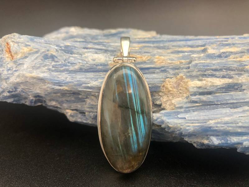 Oval Grünlich Blauer Labradorit Anhänger Sterling Silber Halskette von TheSilverWorkshop