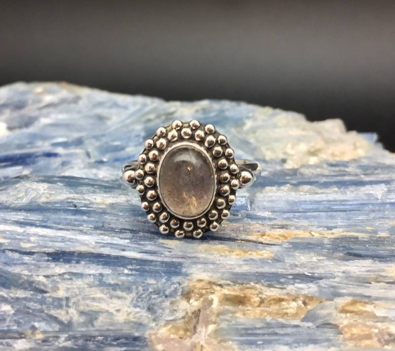Labradorit Ring // 925 Sterling Silber Onyx Fassung Size 5 von TheSilverWorkshop