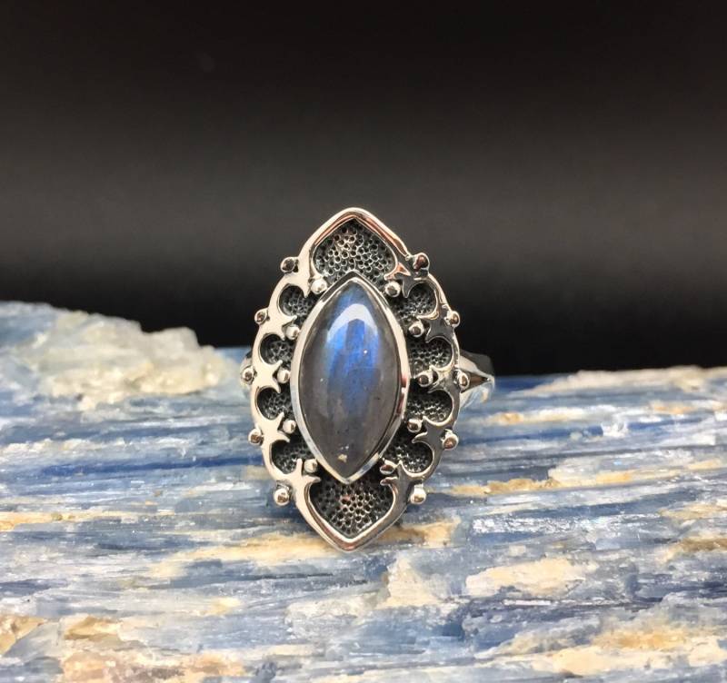 Ring Größe 56 Aus Oxidiertem Sterlingsilber Mit Labradorit von TheSilverWorkshop