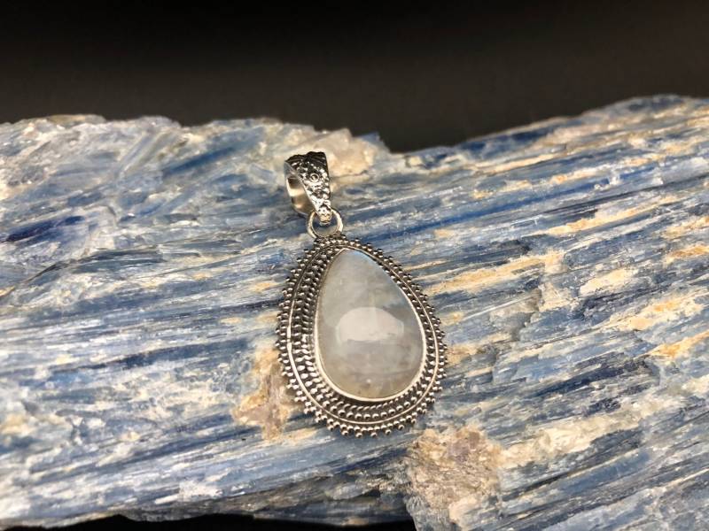 Teardrop Mondstein Anhänger Sterling Silber Fassung von TheSilverWorkshop