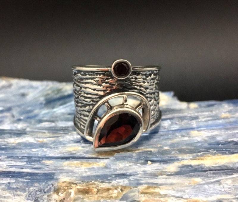 Multi Stein Granat Ring Größe 9 Und 10 // 925 Sterling Silber Oxidierte Texturierte Tropfen Handgemacht von TheSilverWorkshop