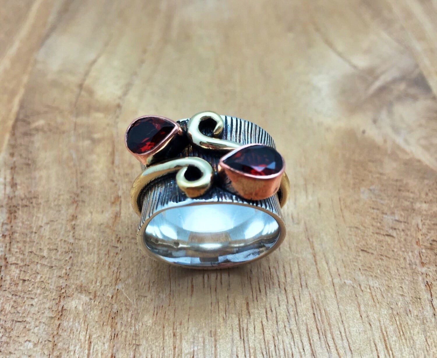 Multi-Tone Granat Ring // 925 Sterling Silber Geriffeltes Teardrop-Swirl-Design Oxidiertes Finish Größe 6 von TheSilverWorkshop