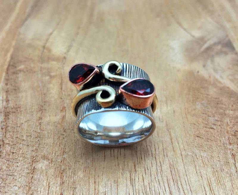 Multi-Tone Granat Ring // 925 Sterling Silber Geriffeltes Teardrop-Swirl-Design Oxidiertes Finish Größe 6 von TheSilverWorkshop