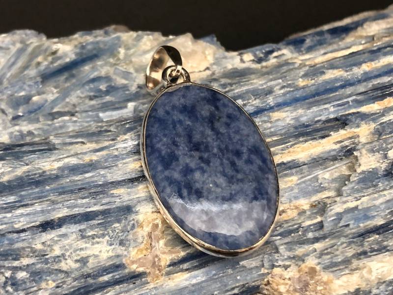 Natürliche Sodalith Anhänger Oval Sterling Silber Fassung von TheSilverWorkshop