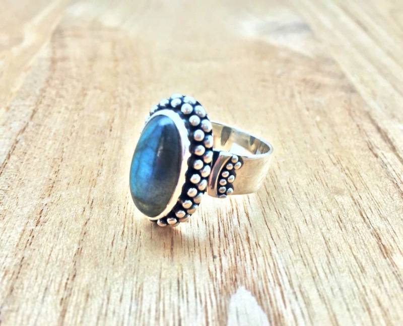 Ovaler Labradorit Ring // 925 Sterling Silber Mit Perlen Verziert von TheSilverWorkshop