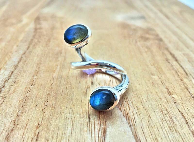 Ovaler Labradorit-Wickelring // 925 Sterling Silber Oxidierter Zweig Size 8 von TheSilverWorkshop