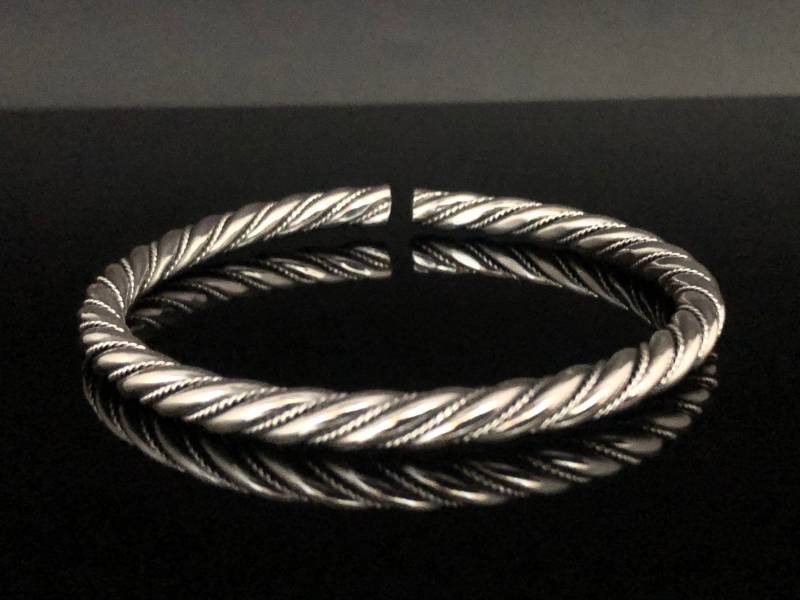 Oxidierte Sterling Silber Twisted Armreif - Draht Gewickelt von TheSilverWorkshop