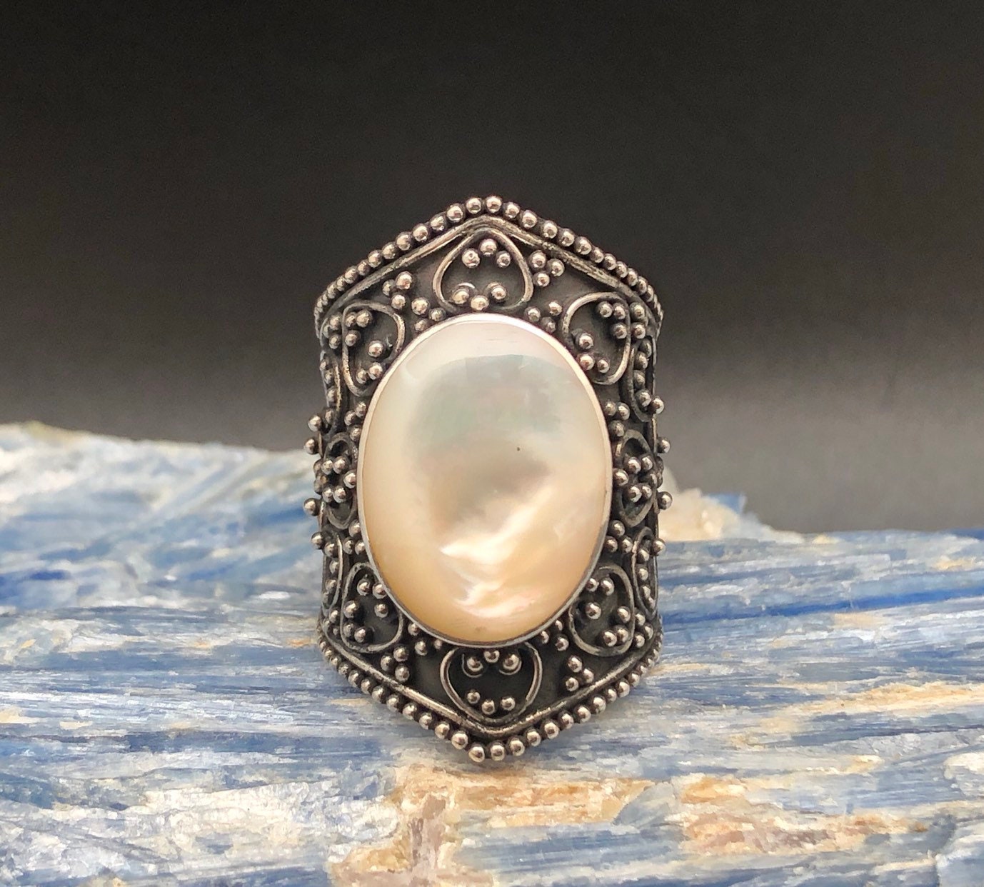 Oxidierter Sterling Silber Bali Ring Perlmutt, Handperlen von TheSilverWorkshop