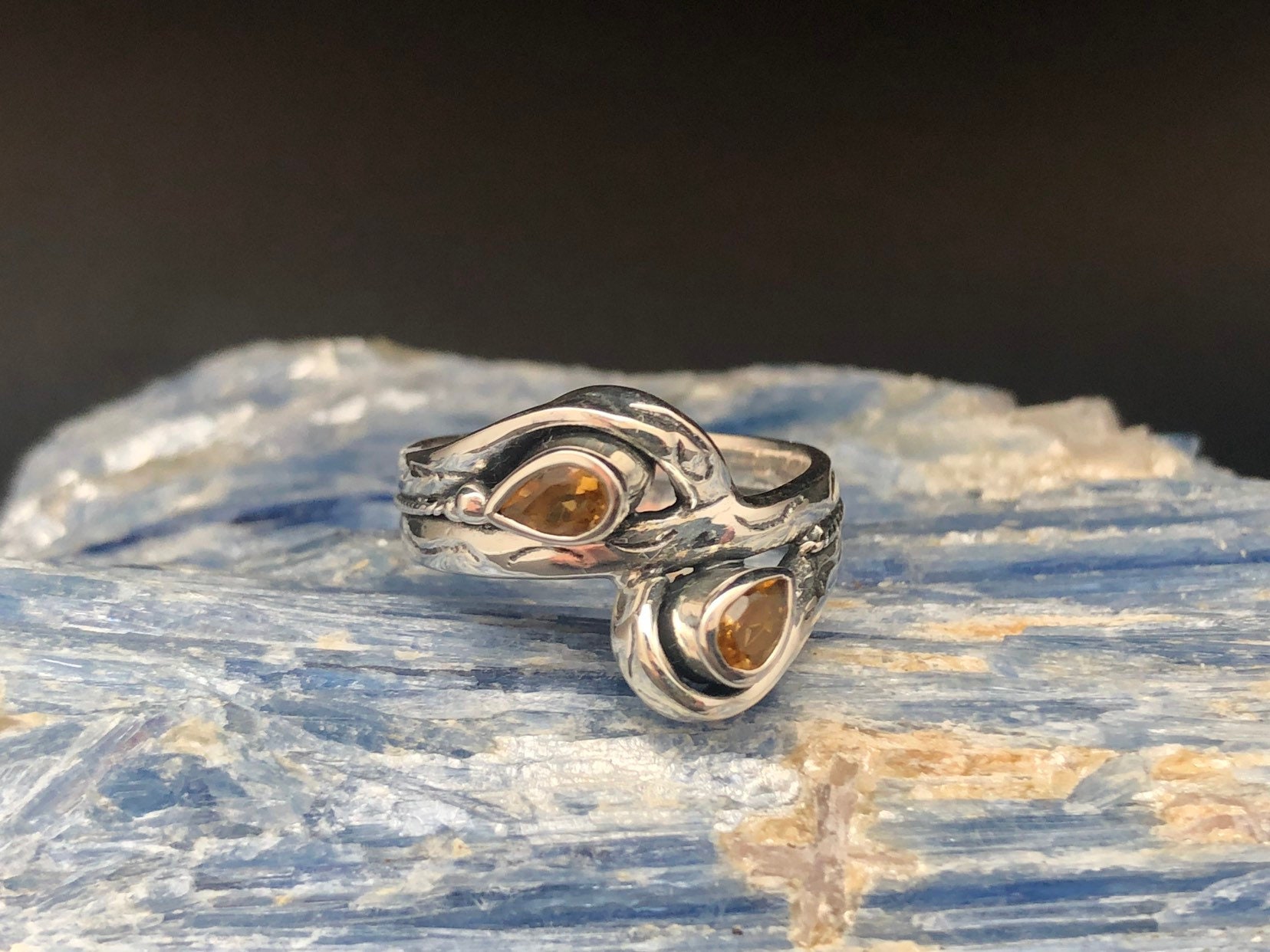 Oxidierter Sterling Silber Citrin Ring Teardrop Multi-Stein Design von TheSilverWorkshop