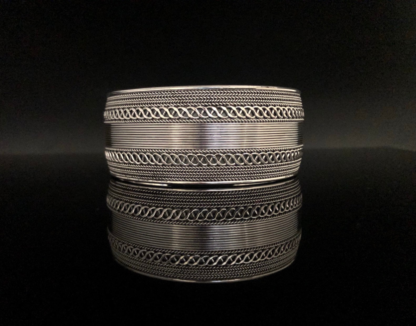 Oxidiertes Sterling Silber Unendlich Manschette Armband Ethnic Hill Tribe Design von TheSilverWorkshop