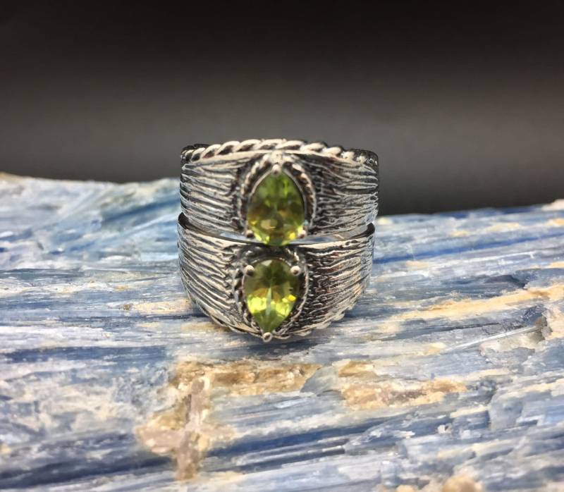 Peridot Ring // 925 Sterling Silber Doppelgeflecht Size 8 von TheSilverWorkshop