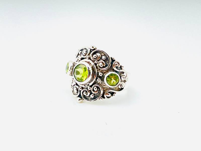 Peridot Ring Size 7 // 925 Sterling Silber Oxidierter Peridotring von TheSilverWorkshop