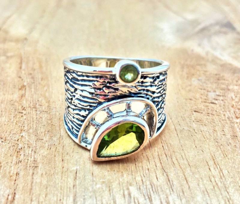 Peridot Ring Size 9 // Multi Stein Silberring 925 Sterling Silber Strukturmuster Oxidierte Oberfläche von TheSilverWorkshop