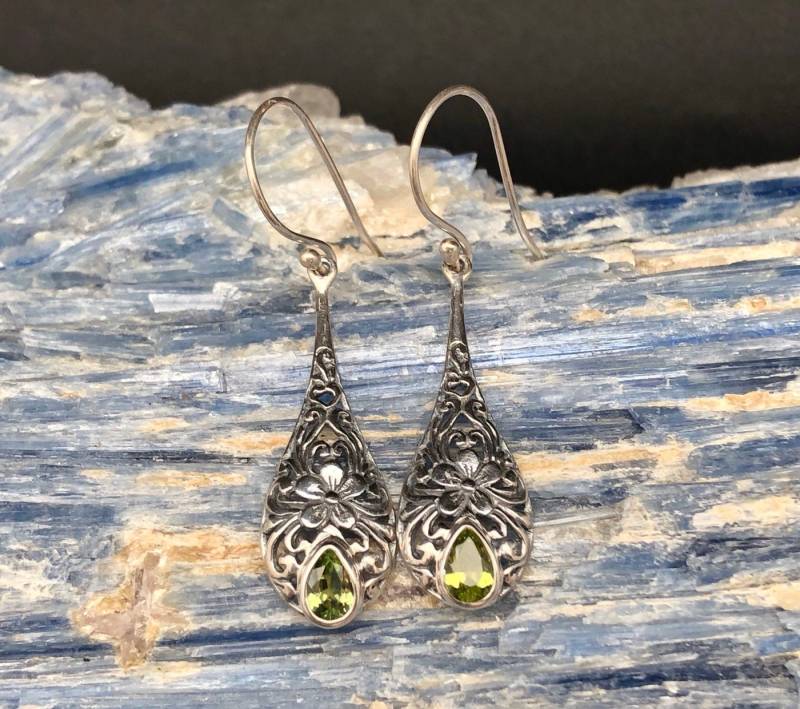 Plumeria Silberohrhänger Mit Peridot // 925 Sterling Silber von TheSilverWorkshop