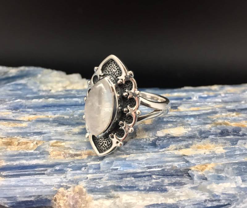 Regenbogen Mondstein Ring // 925 Sterling Silber Oxidierte Handfassung - Size 9 von TheSilverWorkshop