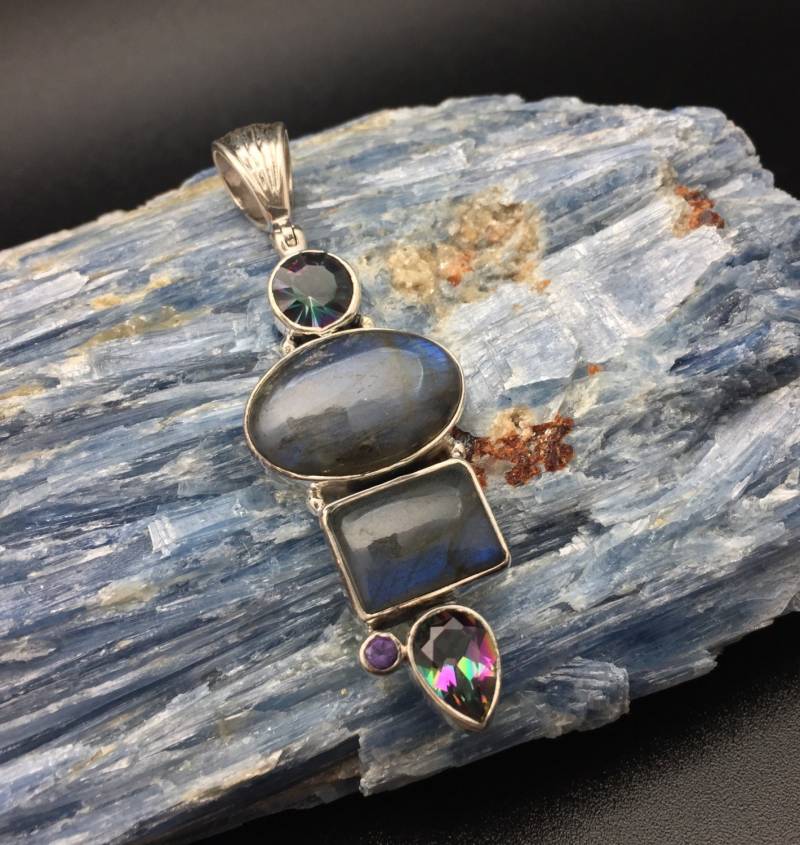 Schimmernder Labradorit Anhänger Mit Mystic Quartz Und Amethyst Akzenten // 925 Sterling Silber von TheSilverWorkshop
