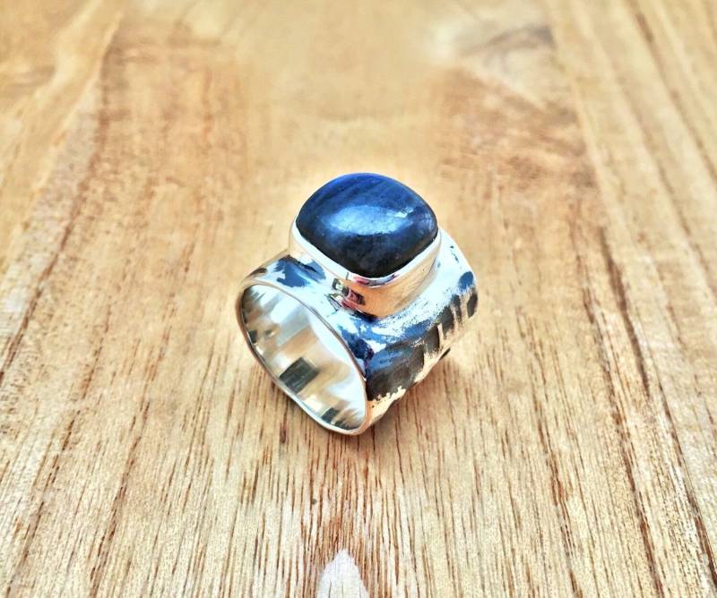 Silberring Mit Labradorit // 925 Sterling Silber Oxidierte Gehämmerte Tube Fassung von TheSilverWorkshop