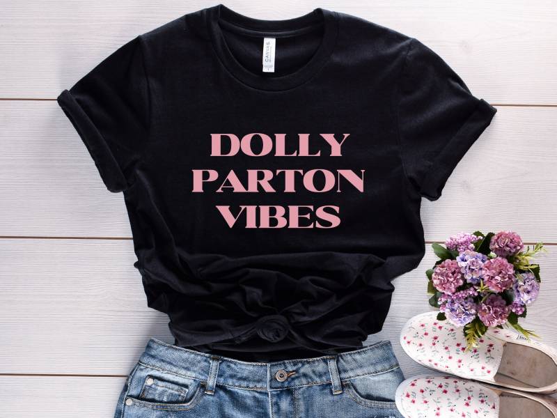 Dolly Parton Vibes | Unisex Shirt Country Music Beste Freundin Geschenk in We Trust Was Würde Tun von TheSimplyStatedStore