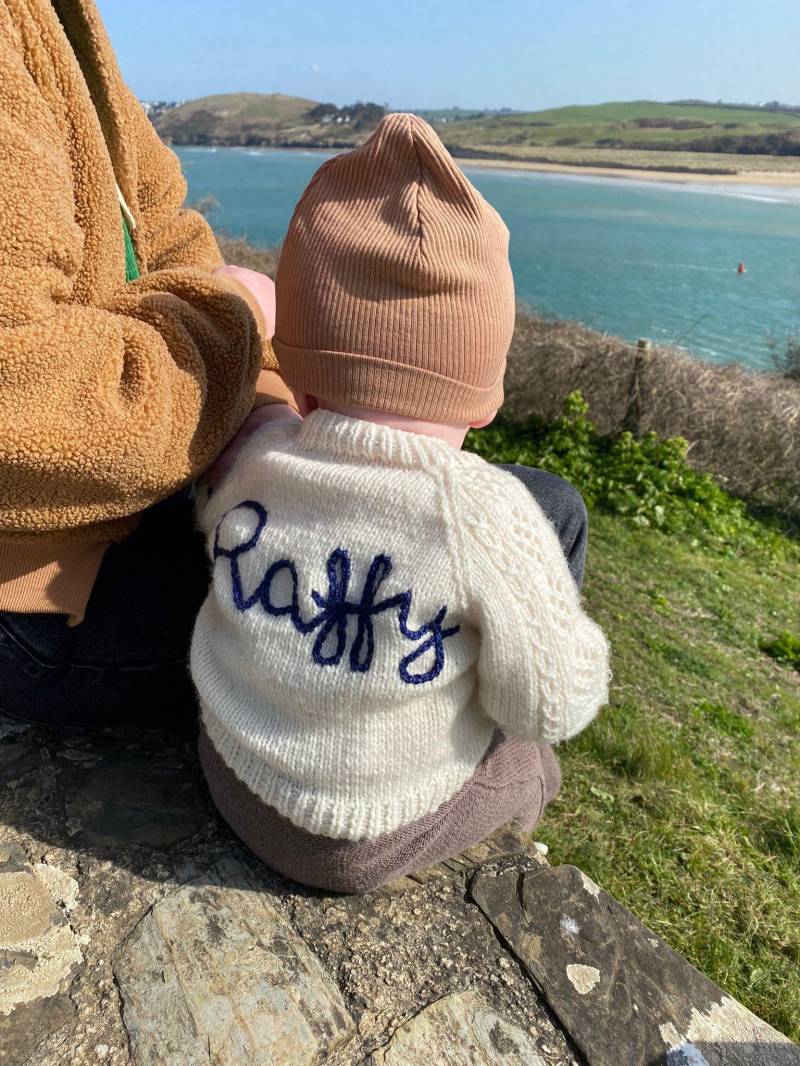 Hand Knitted Personalized Baby Name Cardigan in 3-6 Months | Custom Embroidered Newborn Gift Shower Or Christening Hand Knitted Personalized Baby Name Cardigan in 3-6 Months | Custom Embroidered Newborn Gift Shower Or Christening von TheSleepyGiraffeCo