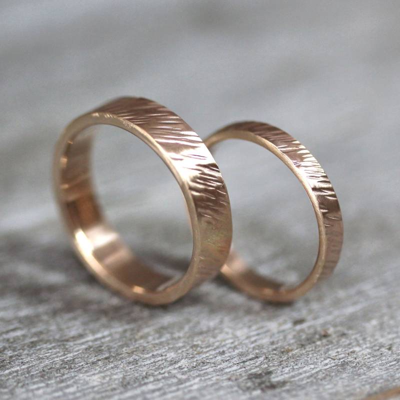 10K Recycled Gold Eheringe Set Rustikale Rindenstruktur von TheSlyFox
