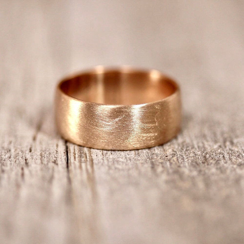 Breit Gelb Gold Männer Ehering, Recycling 14 K 8mm Gebürstet Low Dome Mannes Eco Hochzeit Ring - Gefertigt in Ihrer Größe von TheSlyFox