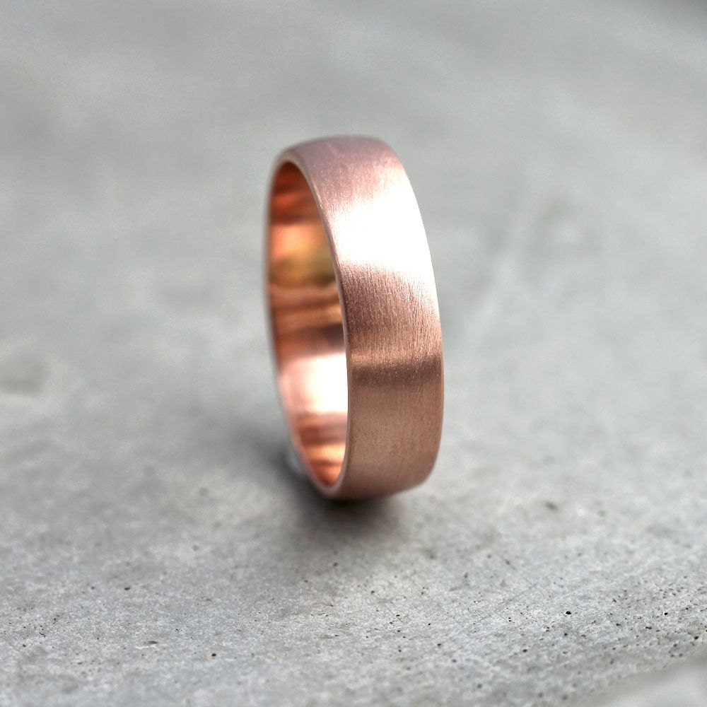 Breite Rose Gold Herren Hochzeit Band, Recycling 14 K 6mm Gebürstet Matt Low Dome Ring Band Für Mann von TheSlyFox