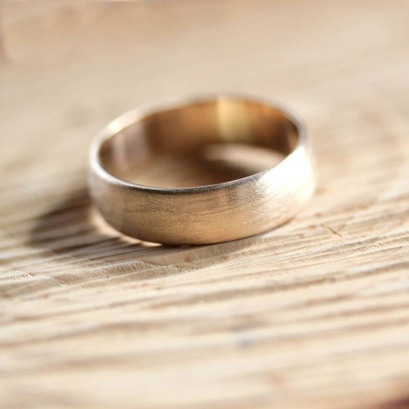 Breiter 10K Recycelter Gelbgold-Ehering - Gebürstete Niedrige Kuppel von TheSlyFox