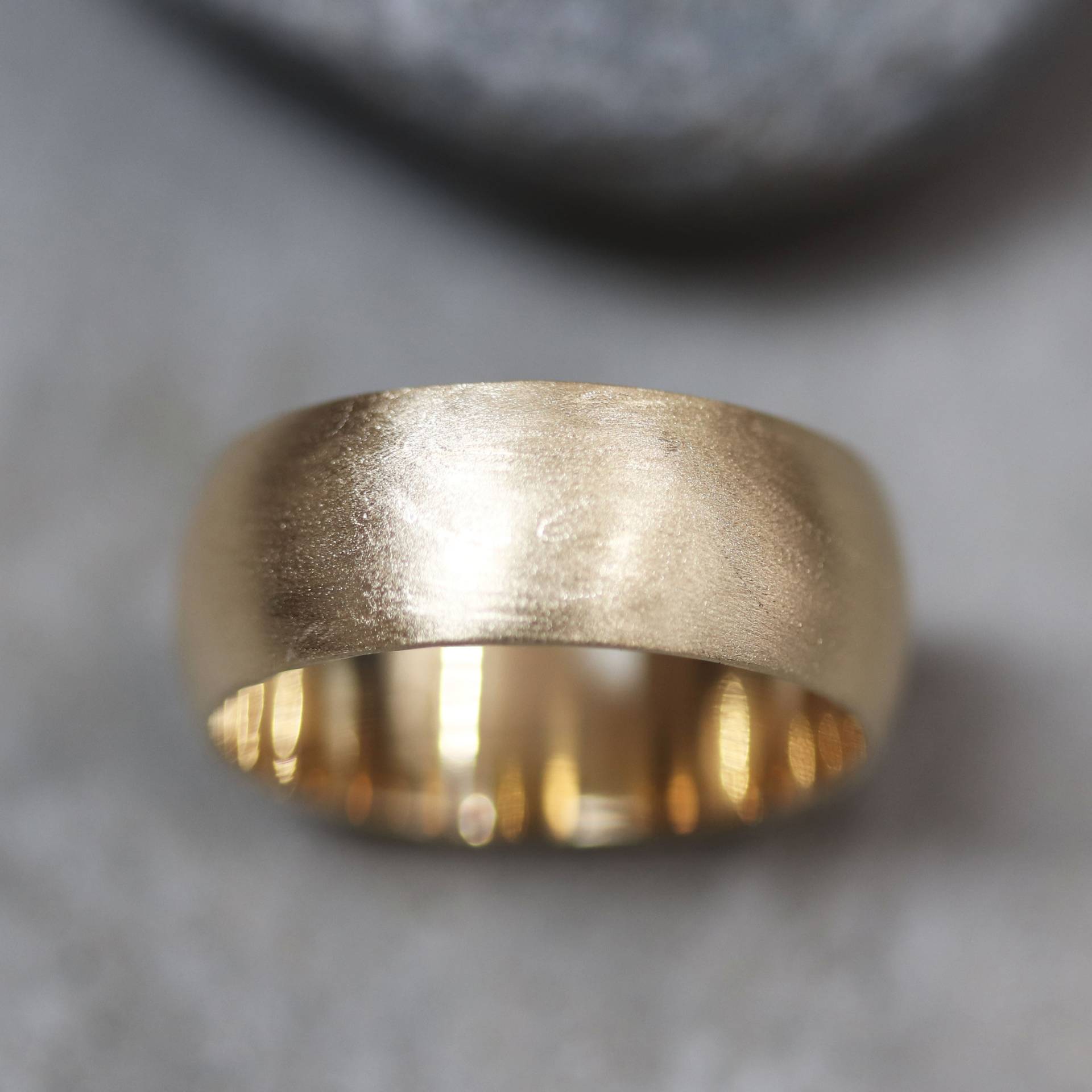 Breiter Herren Gold Ehering, 8mm Low Dome Unisex Ehering Recycling 18K Gelbgold Ring Hochzeitsschmuck - Made in Your Size von TheSlyFox