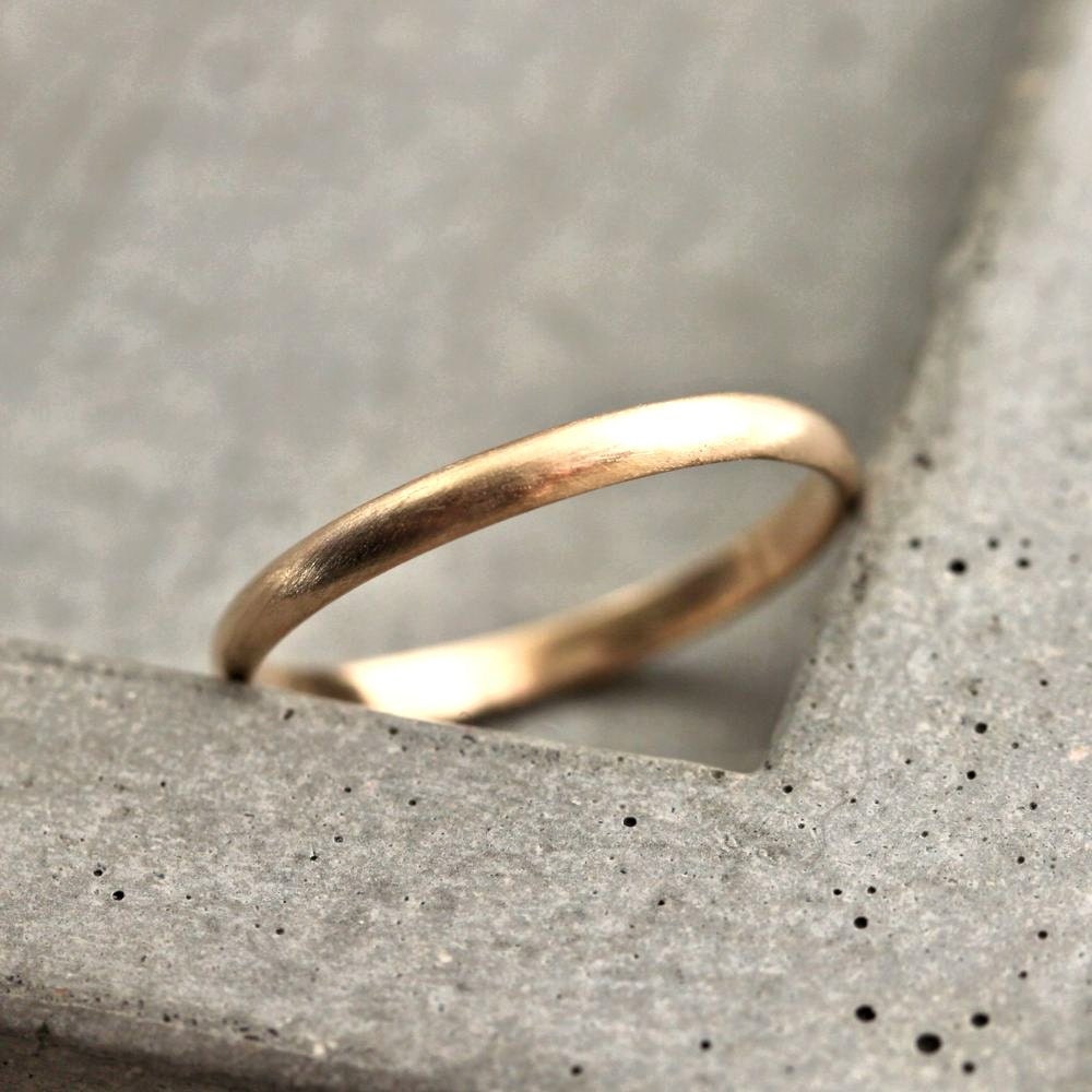 Damen Gold Ehering, 2mm Halbrunder Schlanker Recycelter 14K Gelbgold Ring Aus Gebürstetem - Hergestellt in Ihrer Größe von TheSlyFox