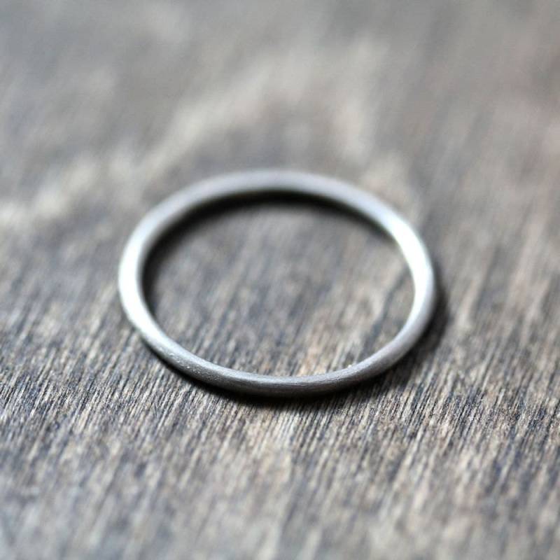 Dünner Ehering Aus Recyceltem 14K Weißgold - Gebürstetes Finish von TheSlyFox
