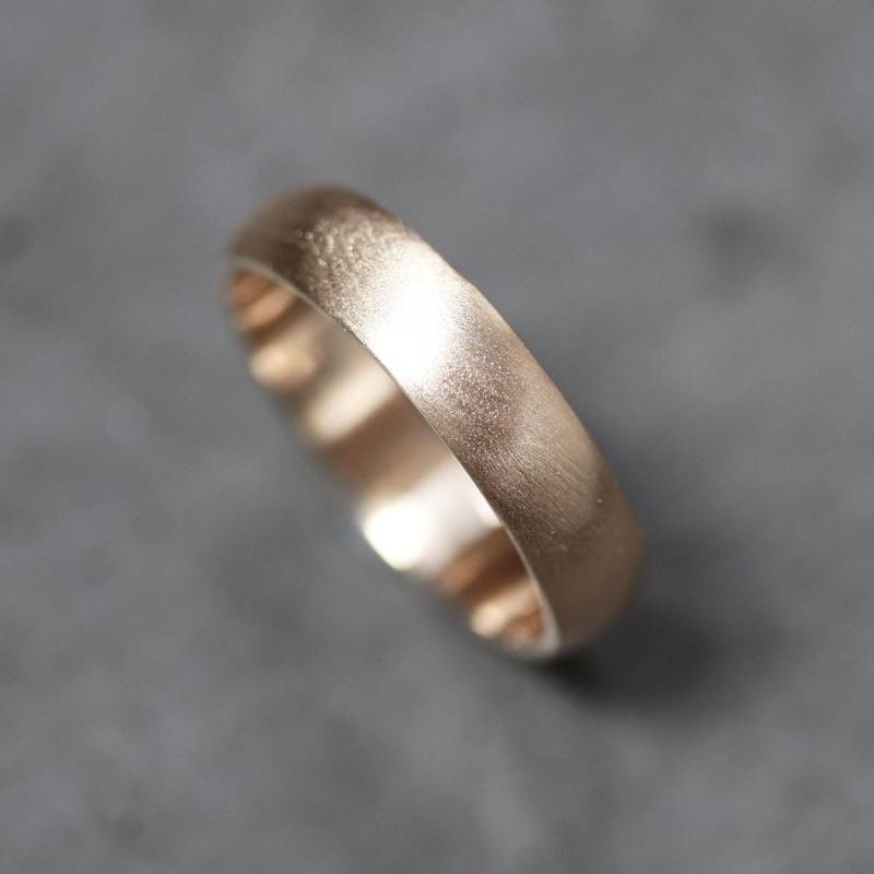 Ehering Aus Recyceltem 10K Gelbgold 5 Mm Gebürsteter Ring Mit Niedriger Kuppel von TheSlyFox