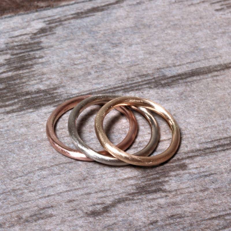 Ehering Aus Recyceltem 14K Weißgold - 2 Mm Gebürsteter Stapelring von TheSlyFox