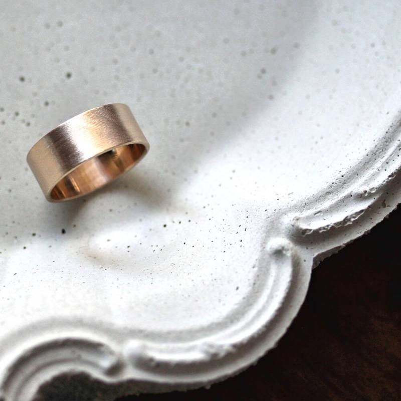 Gebürsteter 10K Recycling-Gelbgold Herren Ehering - 8 Mm Flachring von TheSlyFox